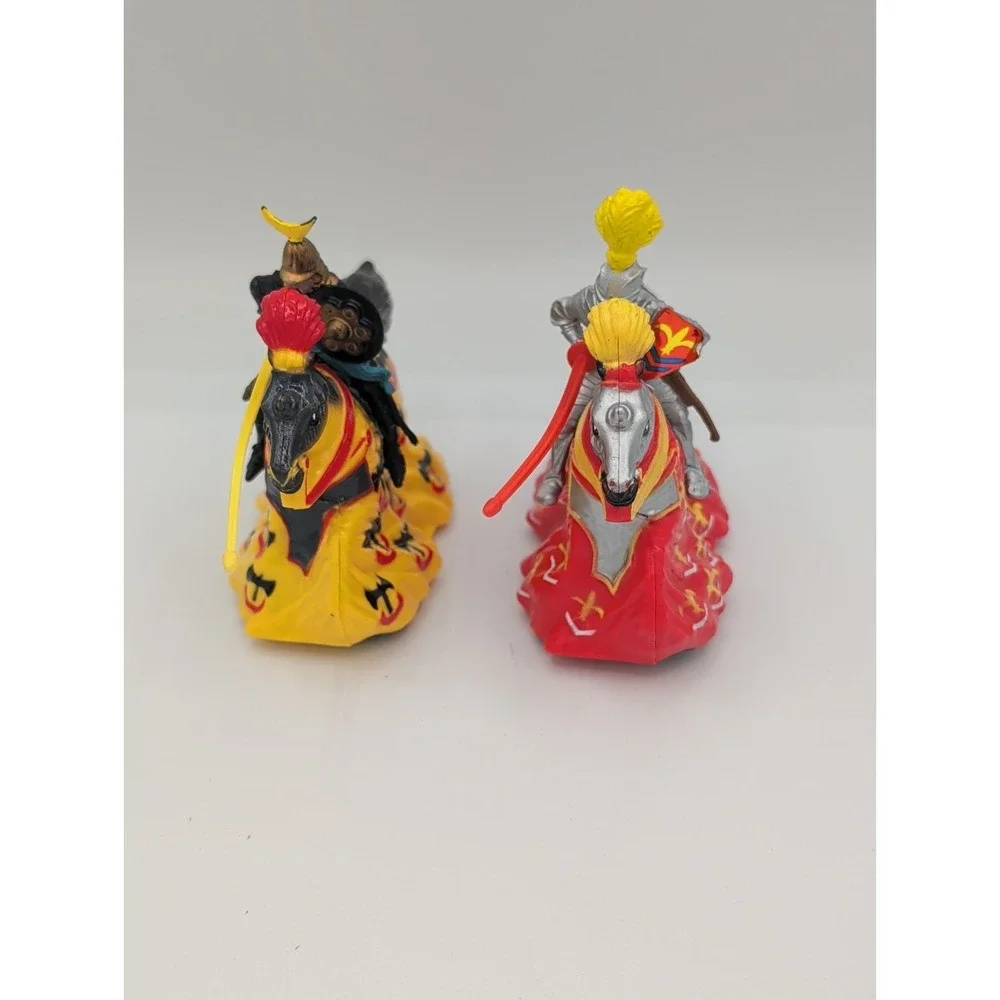 Britains 1988 Vintage Jousting Pull Back Horse Knights Toy Soldiers Lot of 2